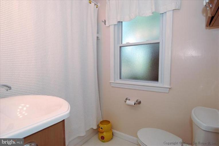 1105 Carson Street Silver Spring, MD 20901 - Photo 11 of 20 Upper level hall bath