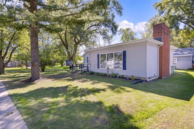 a view of back yard of the house