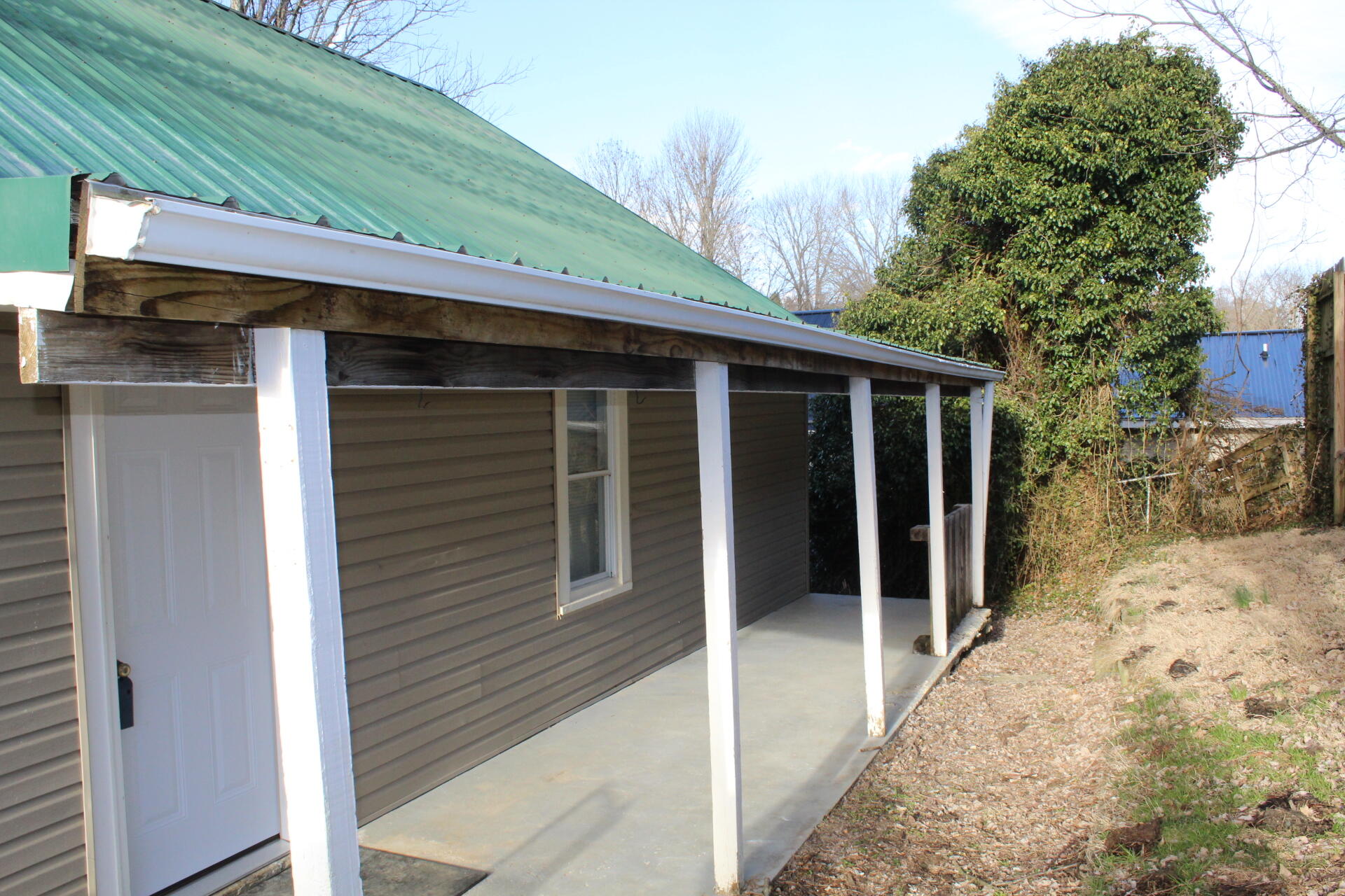 300 North Paperville Road Bristol, TN 37620 - Photo 2 of 20 IMG_0006