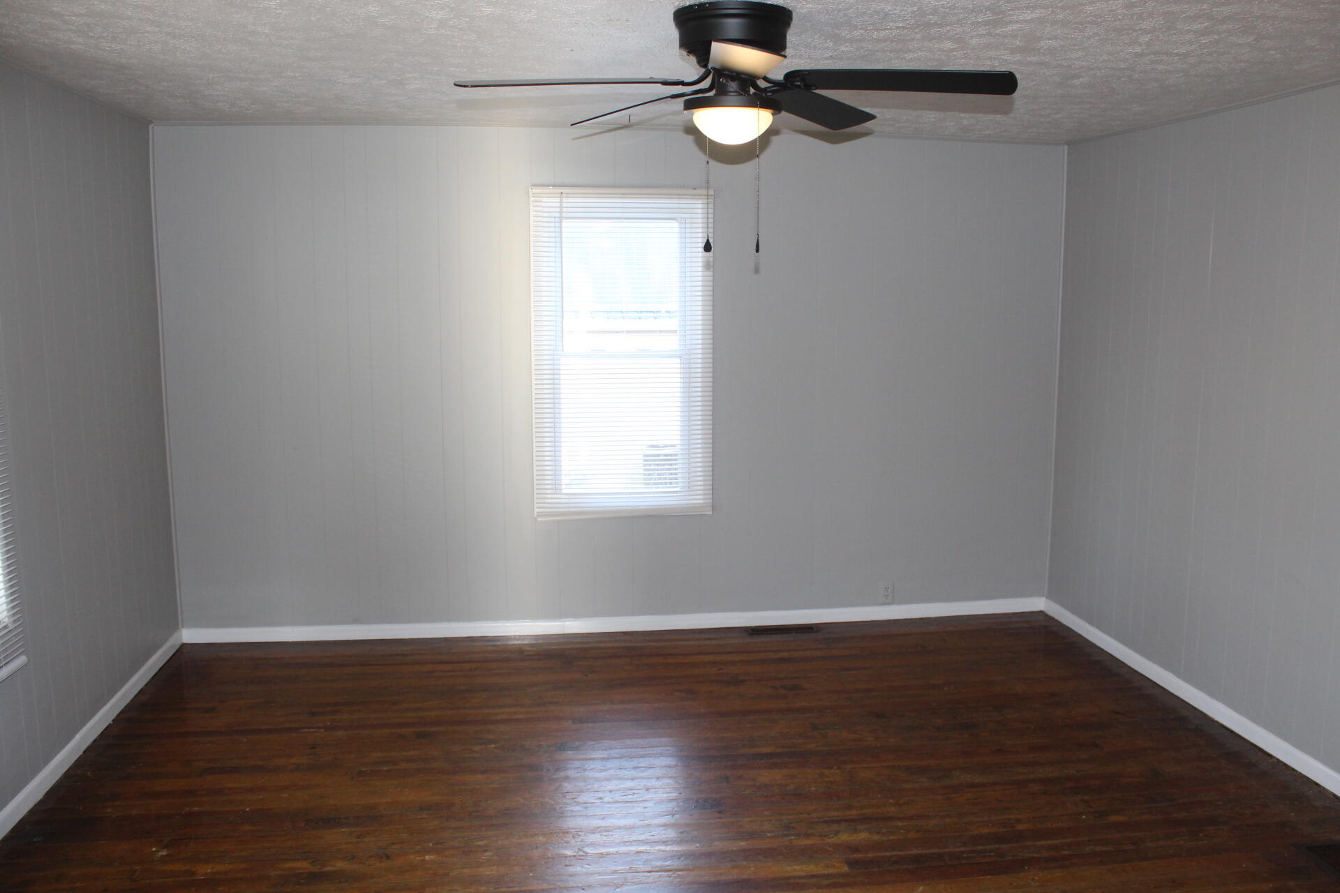 300 North Paperville Road Bristol, TN 37620 - Photo 6 of 20 IMG_9975