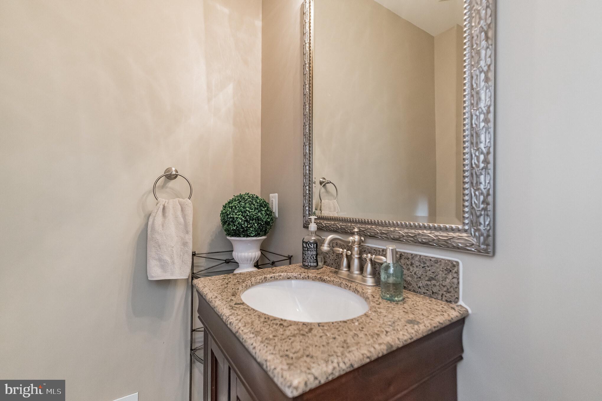 8347 Roxborough Loop Gainesville, VA 20155 - Photo 17 of 52 Hall bath