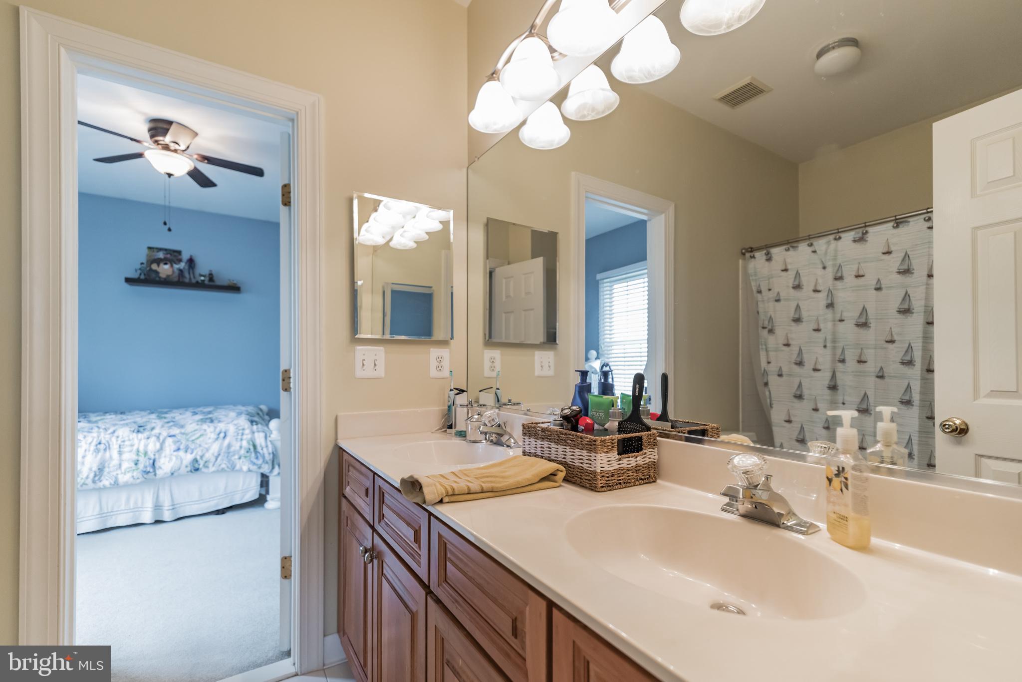 8347 Roxborough Loop Gainesville, VA 20155 - Photo 29 of 52 Jack n Jill bathroom between rooms