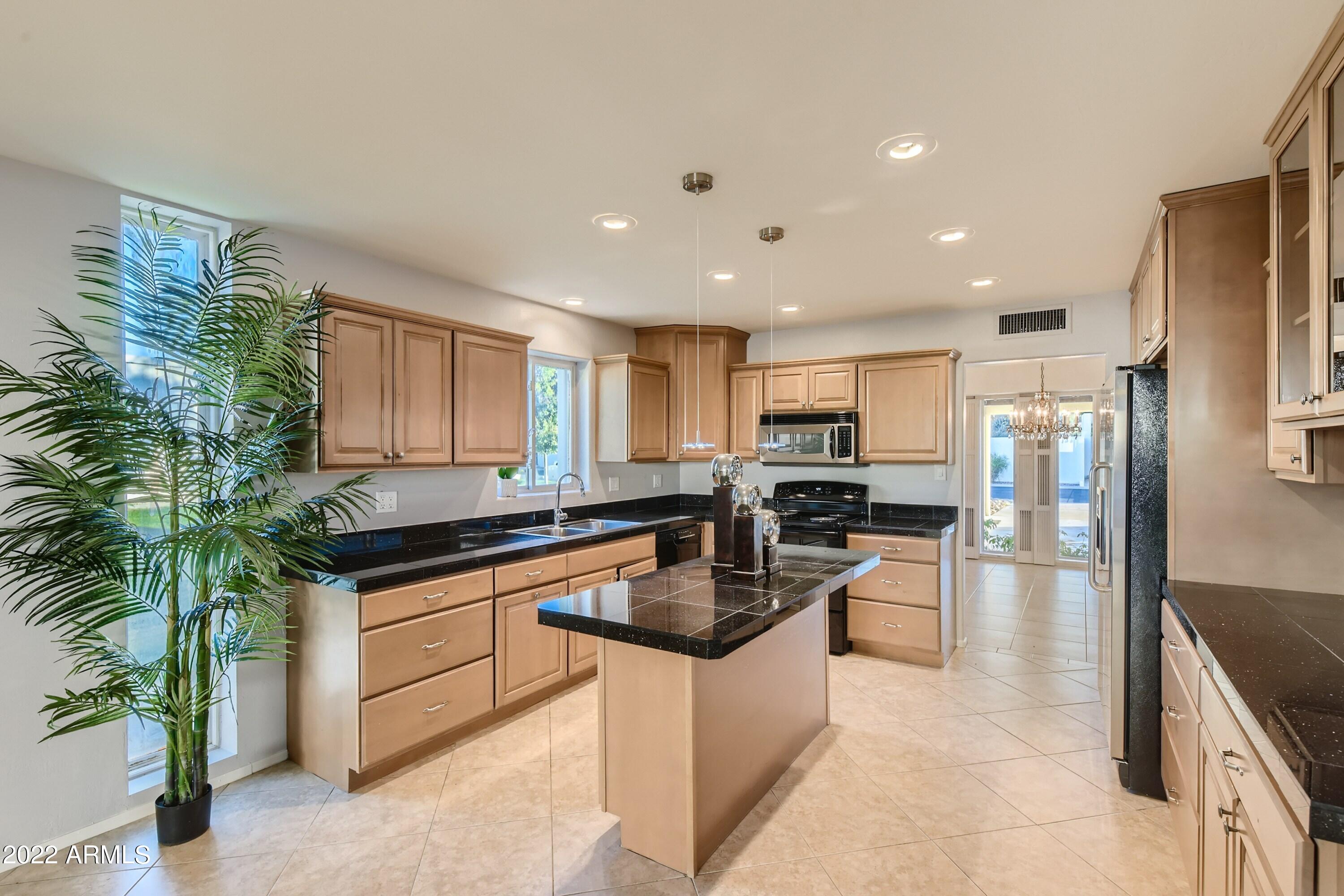4324 East Piccadilly Road Phoenix, AZ 85018 - Photo 10 of 28 11 Kitchen