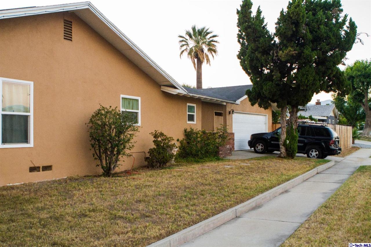 446 East Jackson Street Rialto, CA 92376 - Photo 6 of 6 a view of a house with a patio