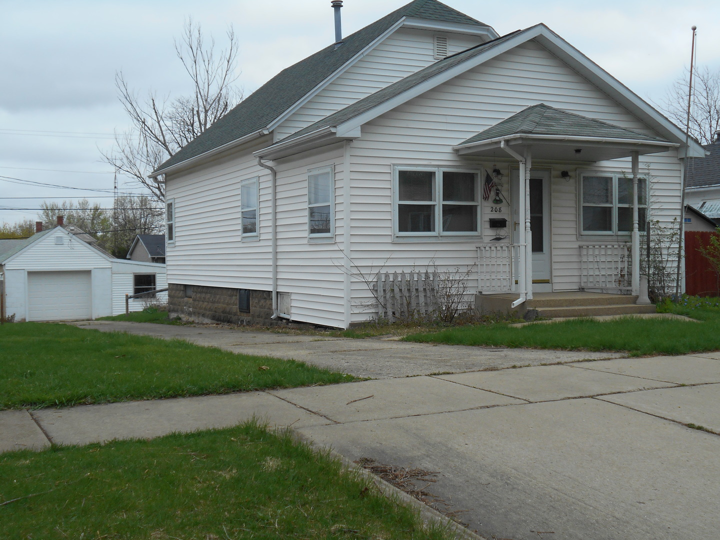 208 West Cleveland Street Spring Valley, IL 61362 - Photo 1 of 13