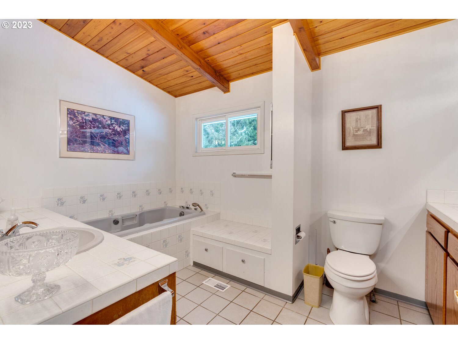 23728 South Springwater Road Estacada, OR 97023 - Photo 21 of 31 a bathroom with a toilet a sink and a bathtub