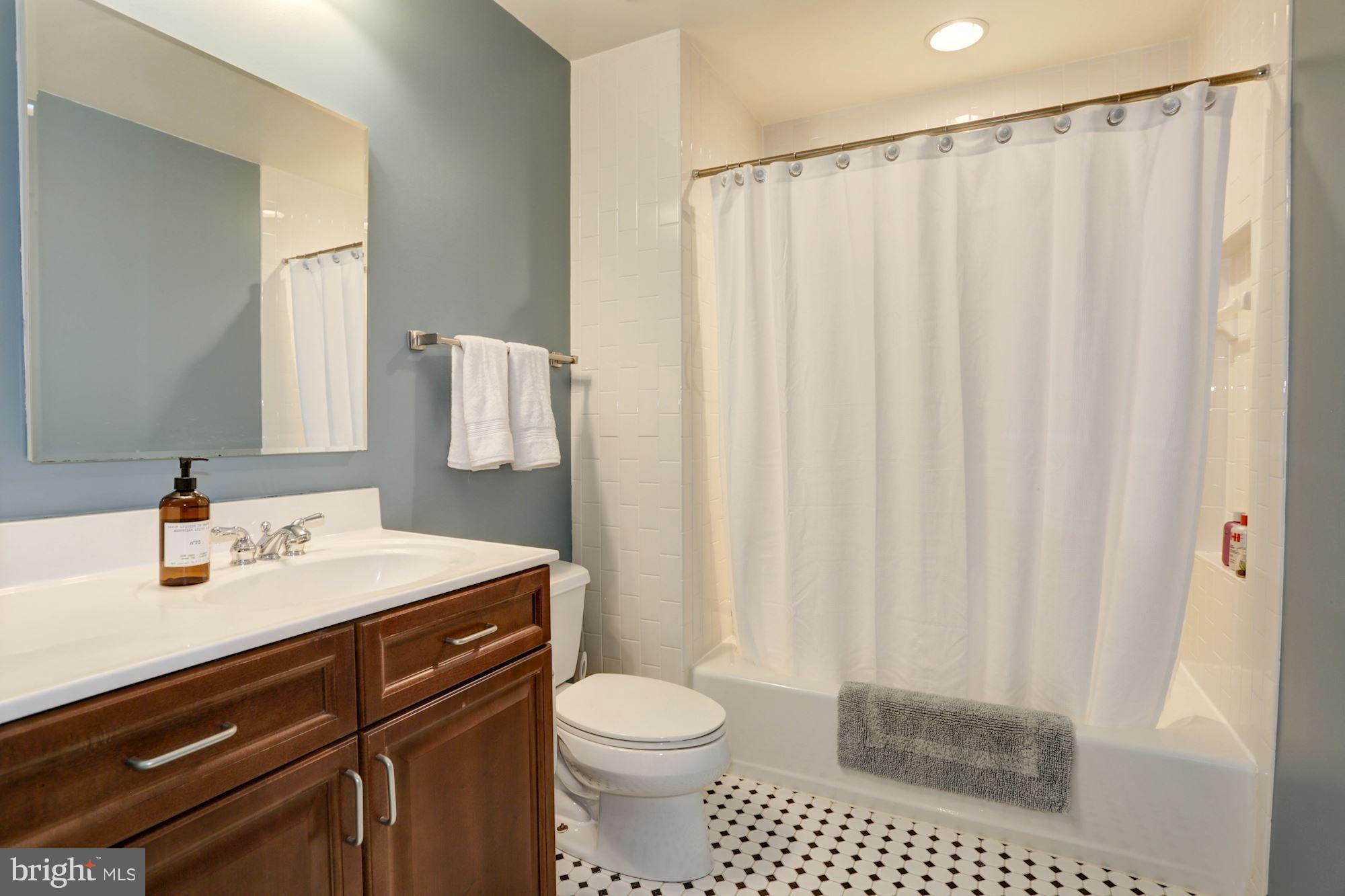 401 13th Street Northeast, Unit 408 Washington, DC 20002 - Photo 14 of 30 Bath (Master)