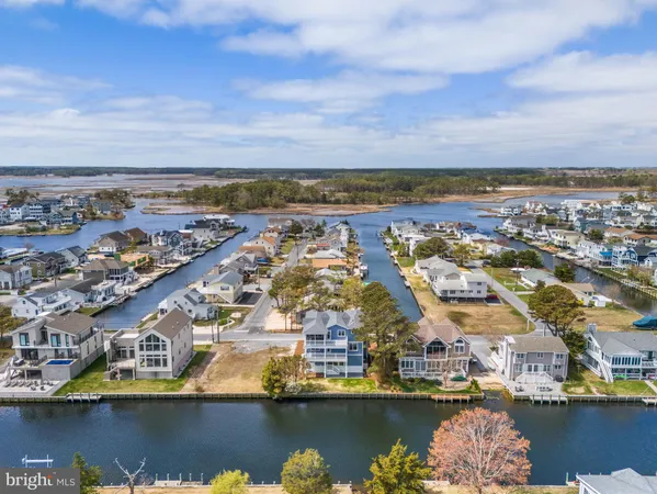 a bathroom with double vanity sinks and a mirror