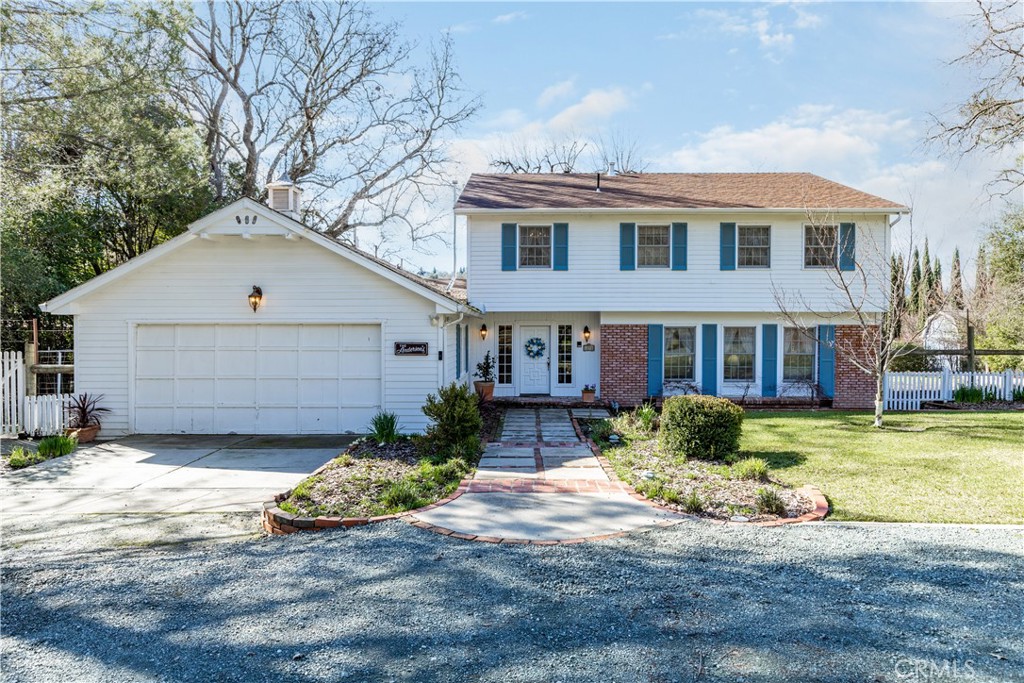 a view of a yard in front of house