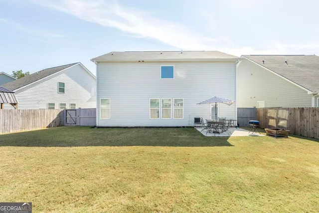 a view of back yard of the house