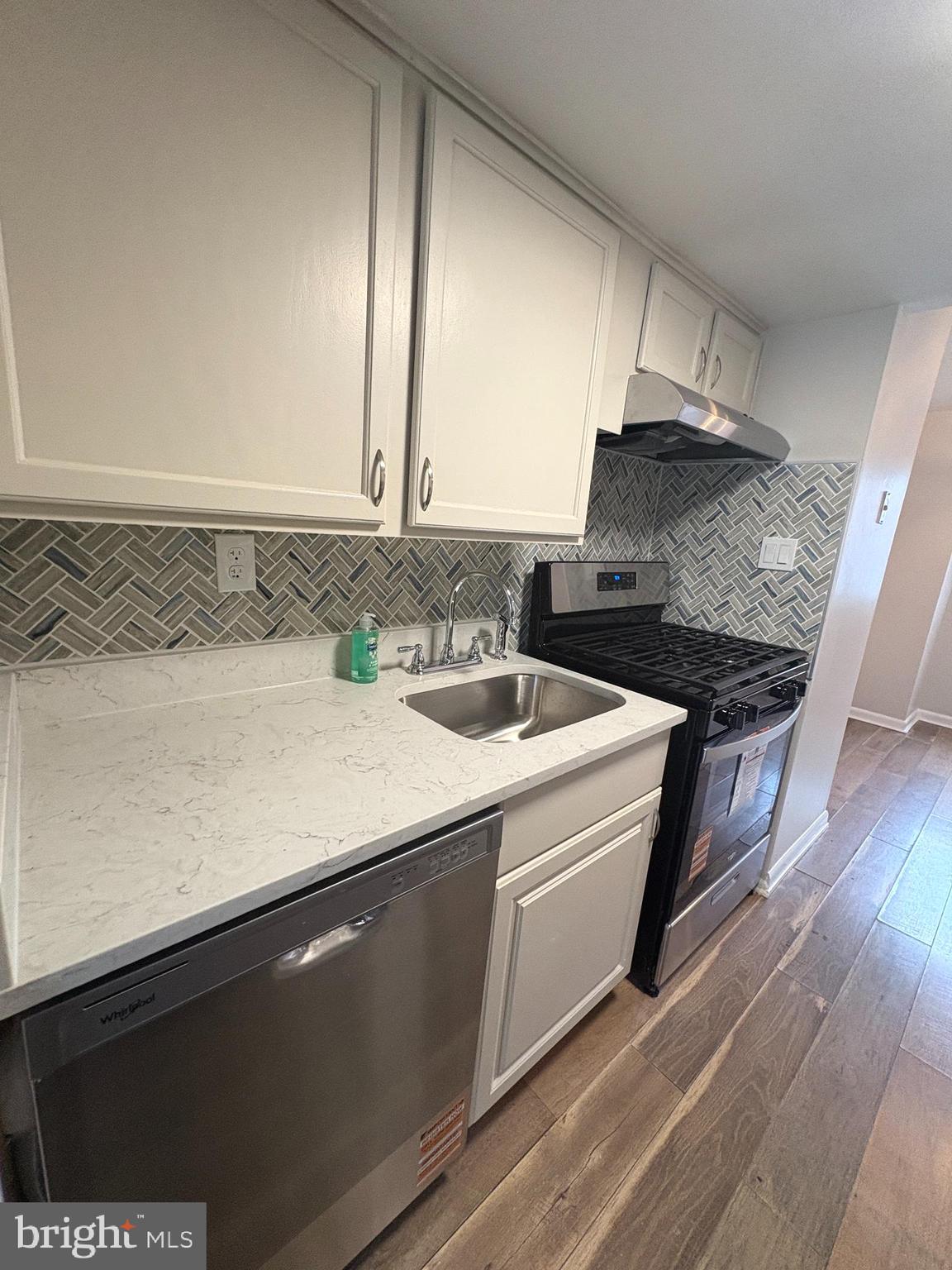 9432 Merryrest Road Columbia, MD 21045 - Photo 3 of 27 New appliances, new backsplash and fresh paint!