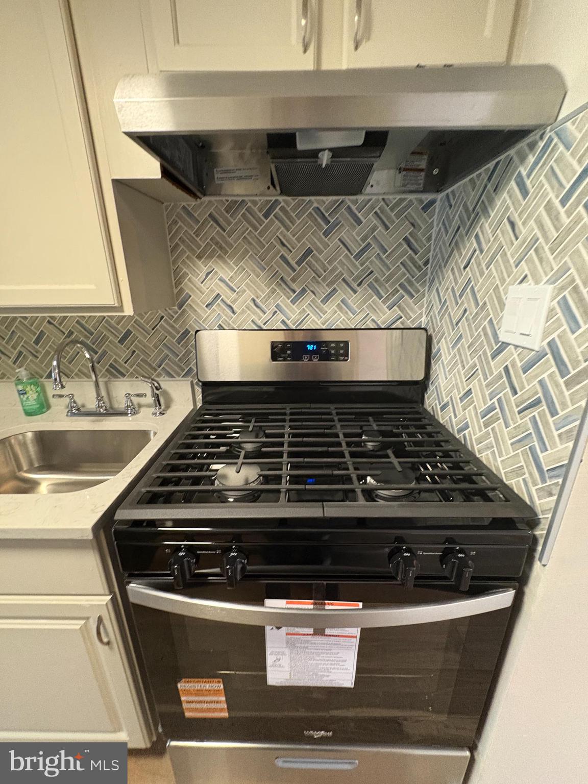 9432 Merryrest Road Columbia, MD 21045 - Photo 7 of 27 New stainless gas stove