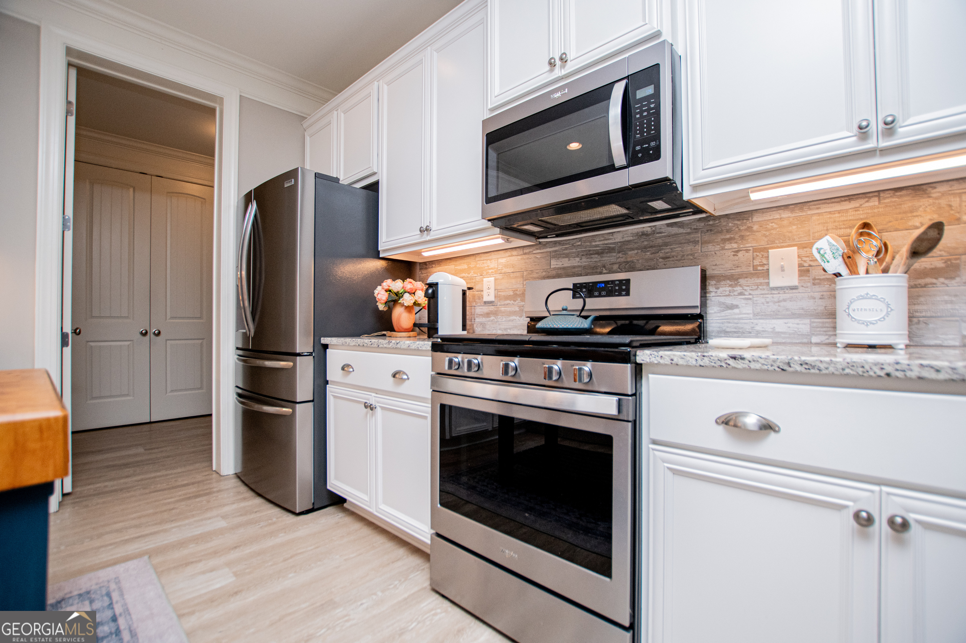 216 Yorkshire Lane Villa Rica, GA 30180 - Photo 27 of 94 a kitchen with stainless steel appliances a stove microwave and refrigerator