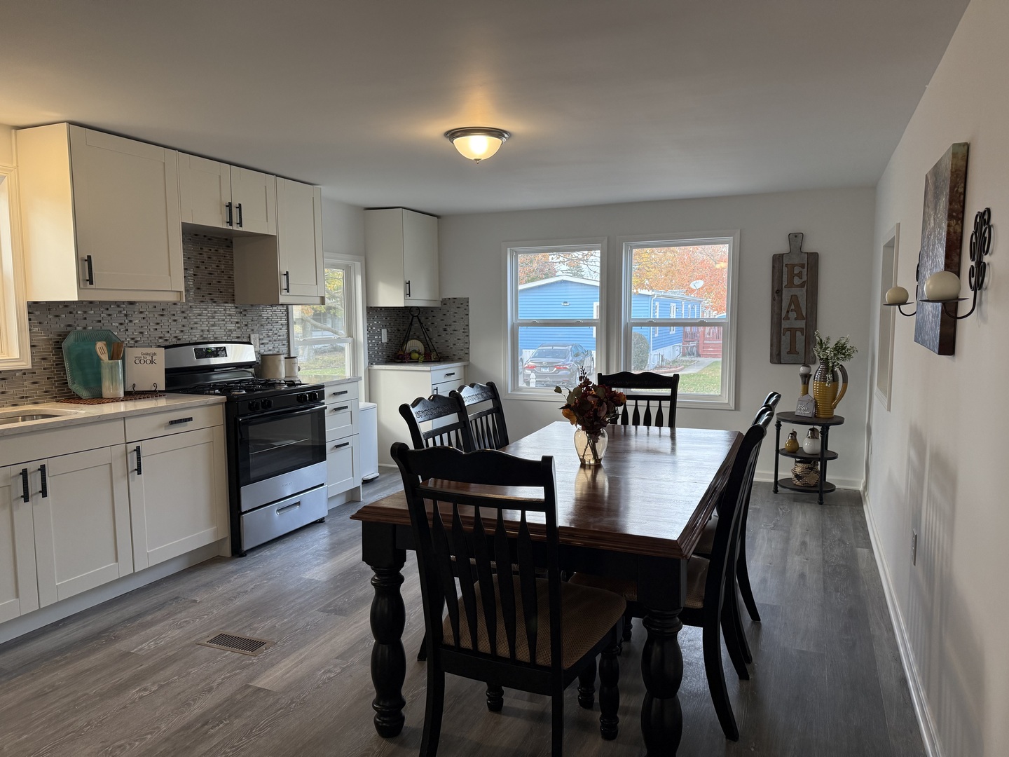 66 Candlegate Circle Matteson, IL 60443 - Photo 12 of 21 a view of a dining room with furniture and a window
