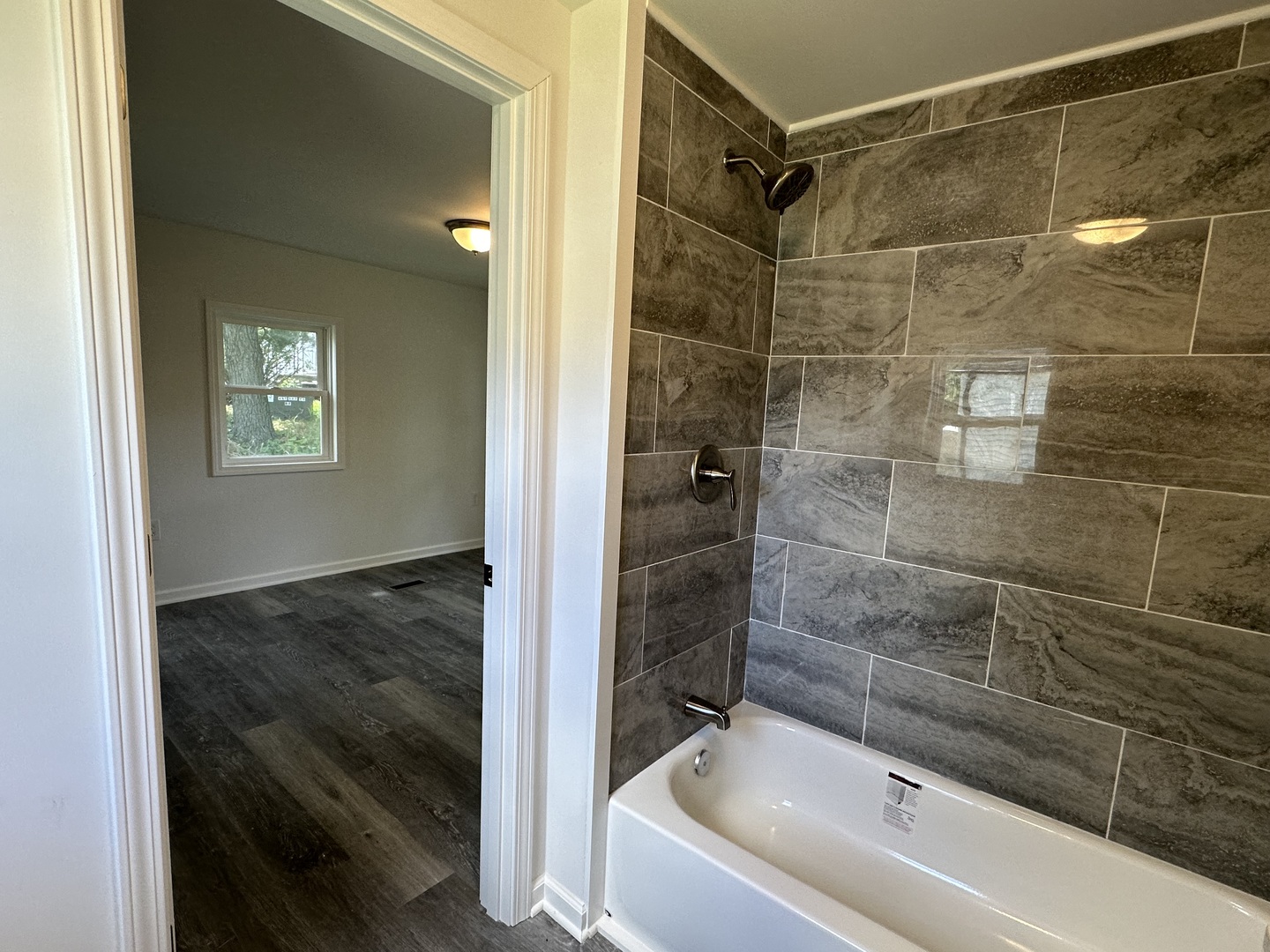66 Candlegate Circle Matteson, IL 60443 - Photo 9 of 21 a bathroom with a shower and bathtub