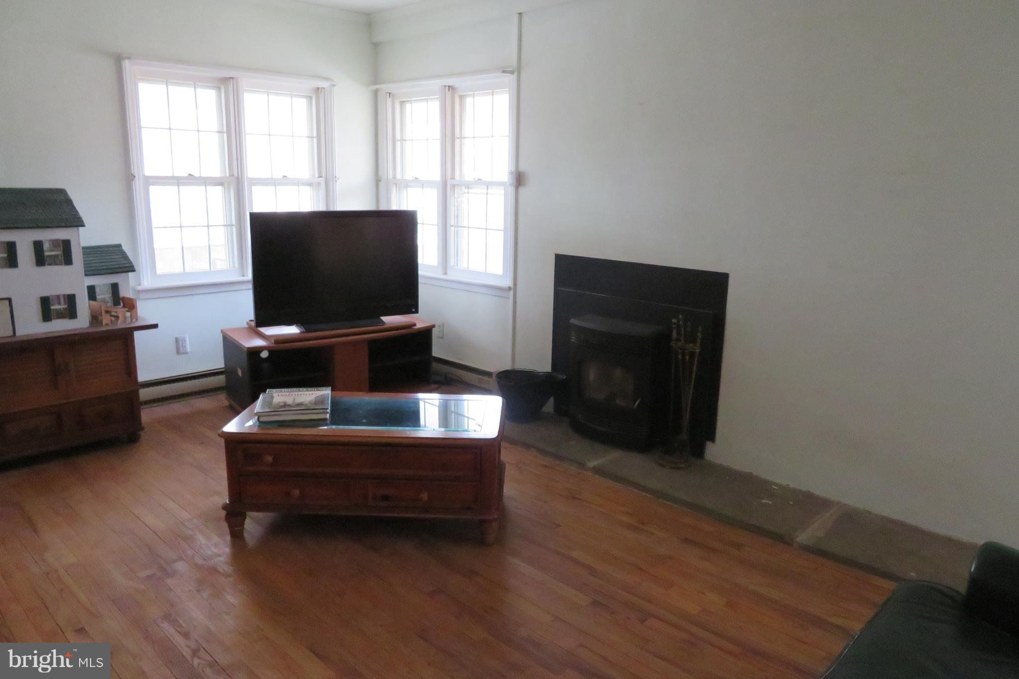 4107 Falls Road Manchester, MD 21102 - Photo 7 of 30 Living Room