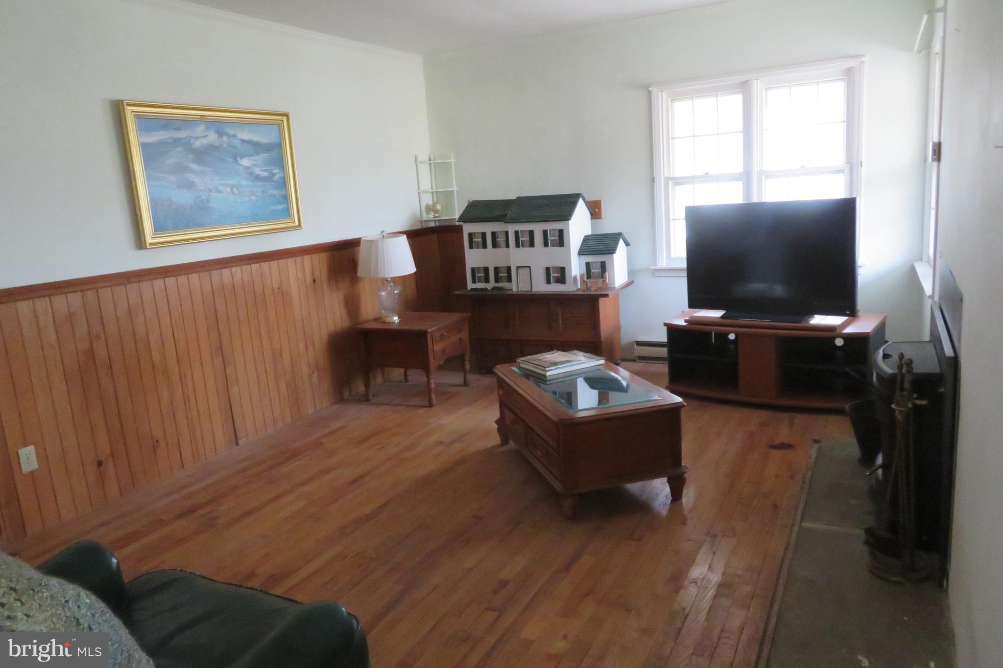 4107 Falls Road Manchester, MD 21102 - Photo 9 of 30 Living Room