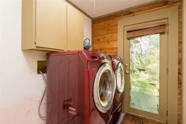 a view of a house with backyard
