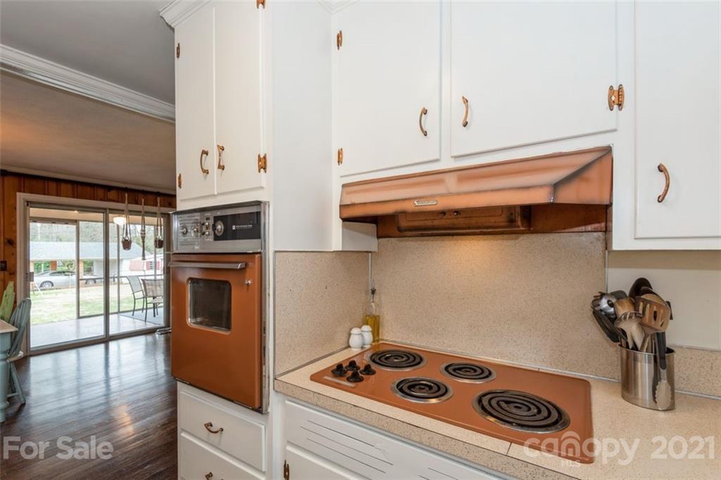 632 Scaleybark Road Charlotte, NC 28209 - Photo 23 of 36 a kitchen with a stove and cabinets