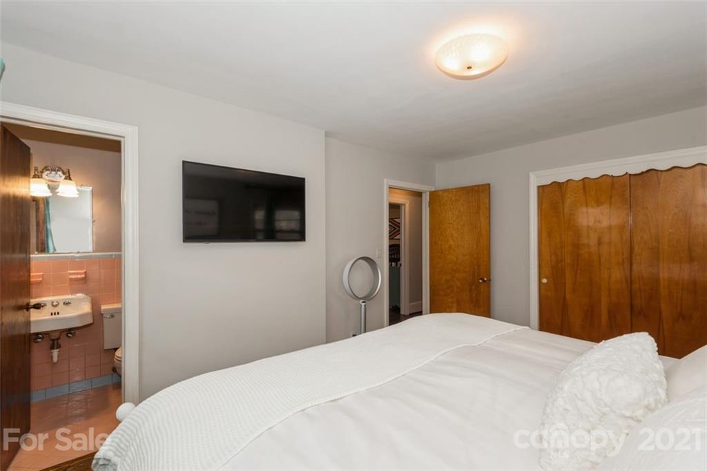 632 Scaleybark Road Charlotte, NC 28209 - Photo 33 of 36 a bedroom with a bed and a tv