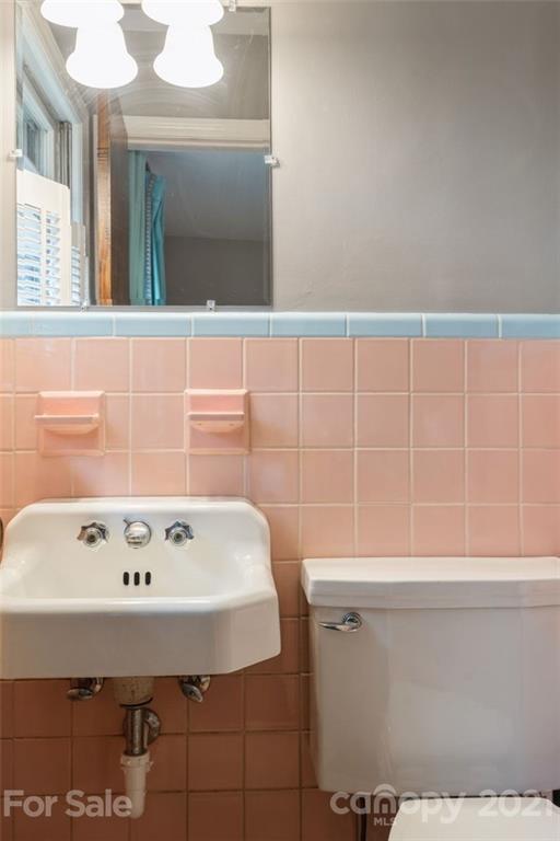 632 Scaleybark Road Charlotte, NC 28209 - Photo 35 of 36 a bathroom with a sink and a mirror