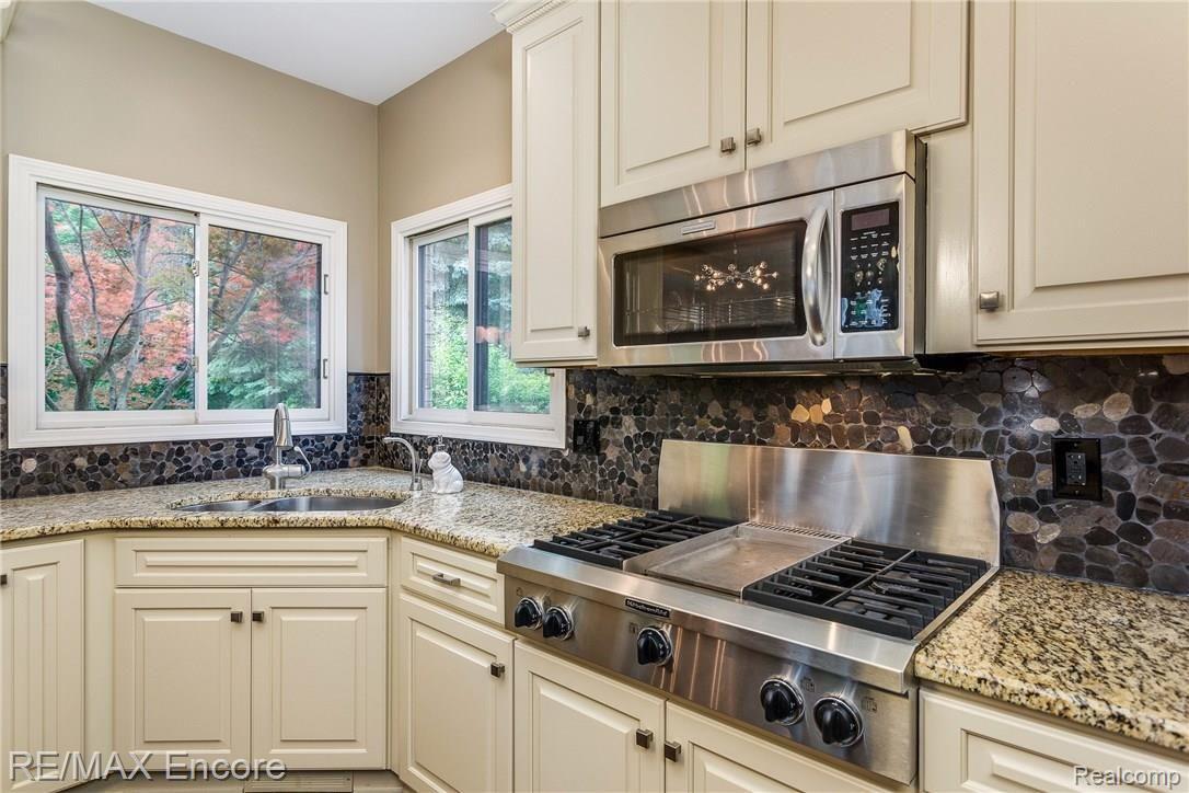 6832 Oakhurst Ridge Road Clarkston, MI 48348 - Photo 12 of 38 Gas stovetop