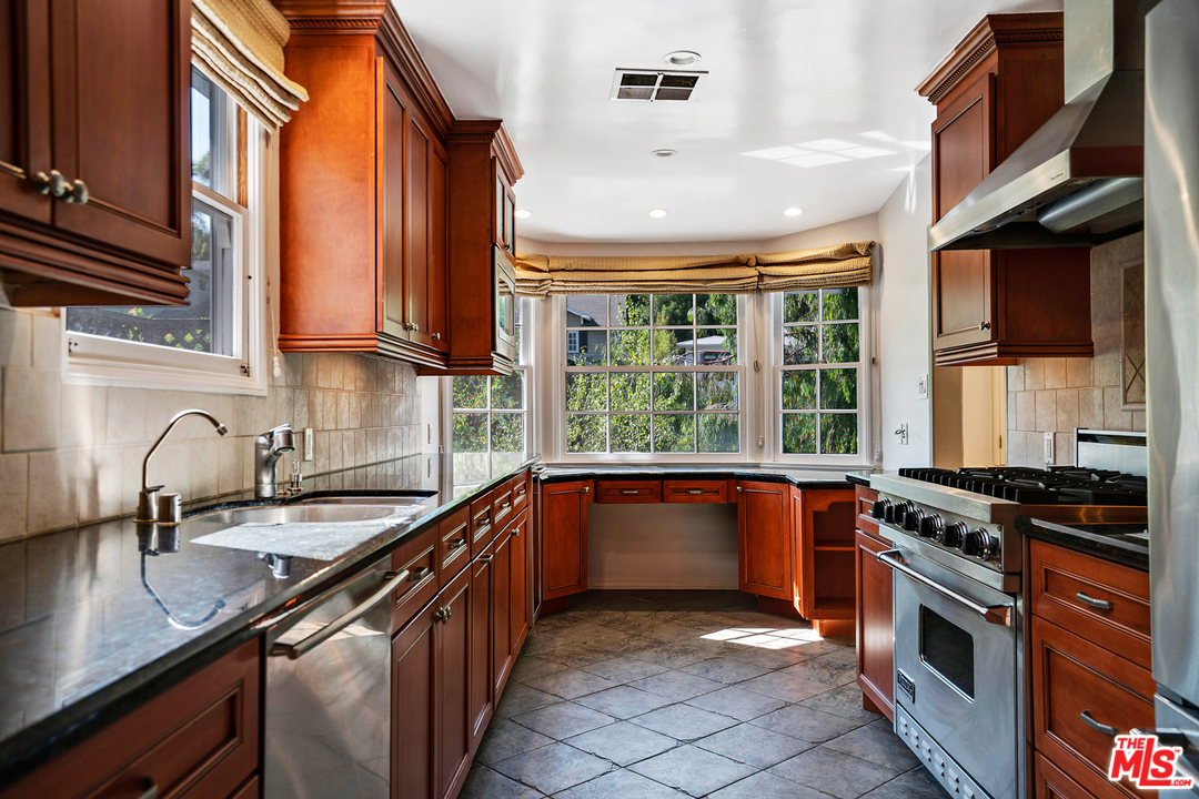 9601 Bolton Road Los Angeles, CA 90034 - Photo 11 of 33 a kitchen that has a sink and a stove in it