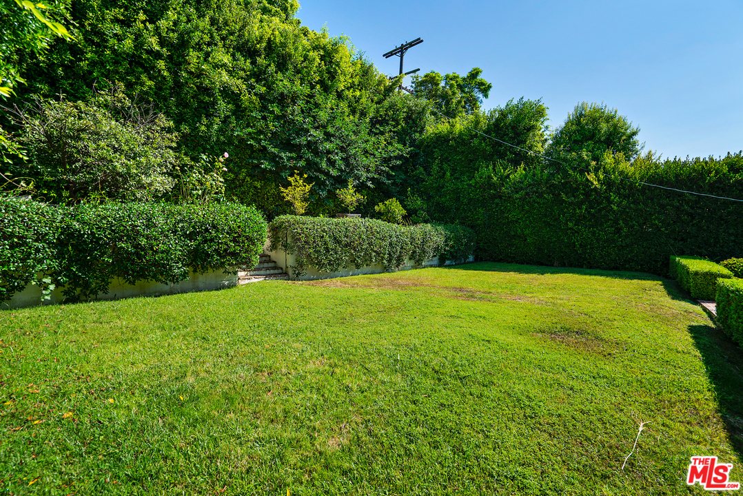 9601 Bolton Road Los Angeles, CA 90034 - Photo 25 of 33 a view of outdoor space and yard