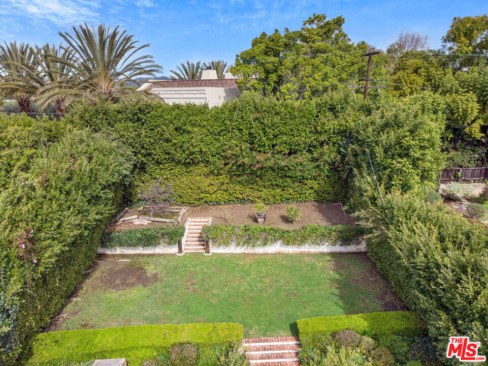 9601 Bolton Road Los Angeles, CA 90034 - Photo 26 of 33 a view of a back yard of the house