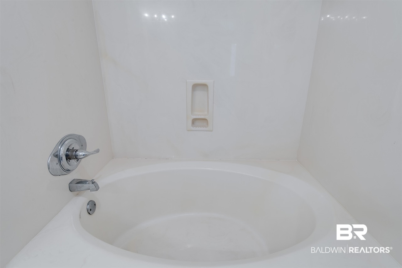 19 Felder Place Mobile, AL 36606 - Photo 20 of 26 Soaking Tub/Shower