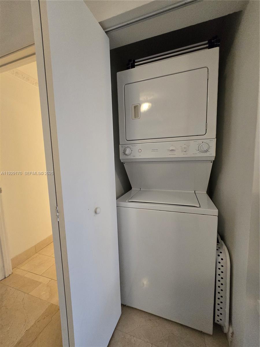 90 Southwest 3rd Street, Unit 1110 Miami, FL 33130 - Photo 28 of 55 a utility room with dryer and washer