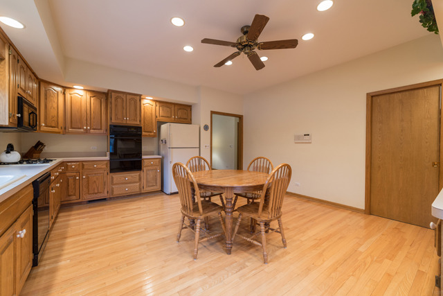 911 Parkside Road Naperville, IL 60540 - Photo 4 of 22