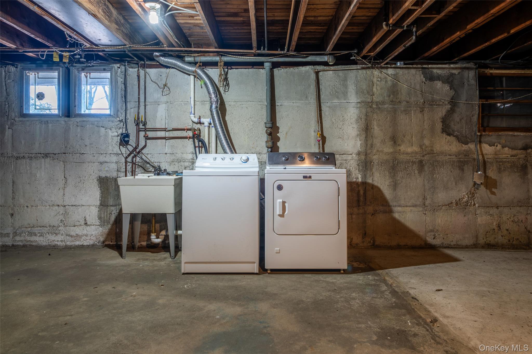 285 Stuart Drive New Rochelle, NY 10804 - Photo 27 of 37 a utility room with dryer and washer