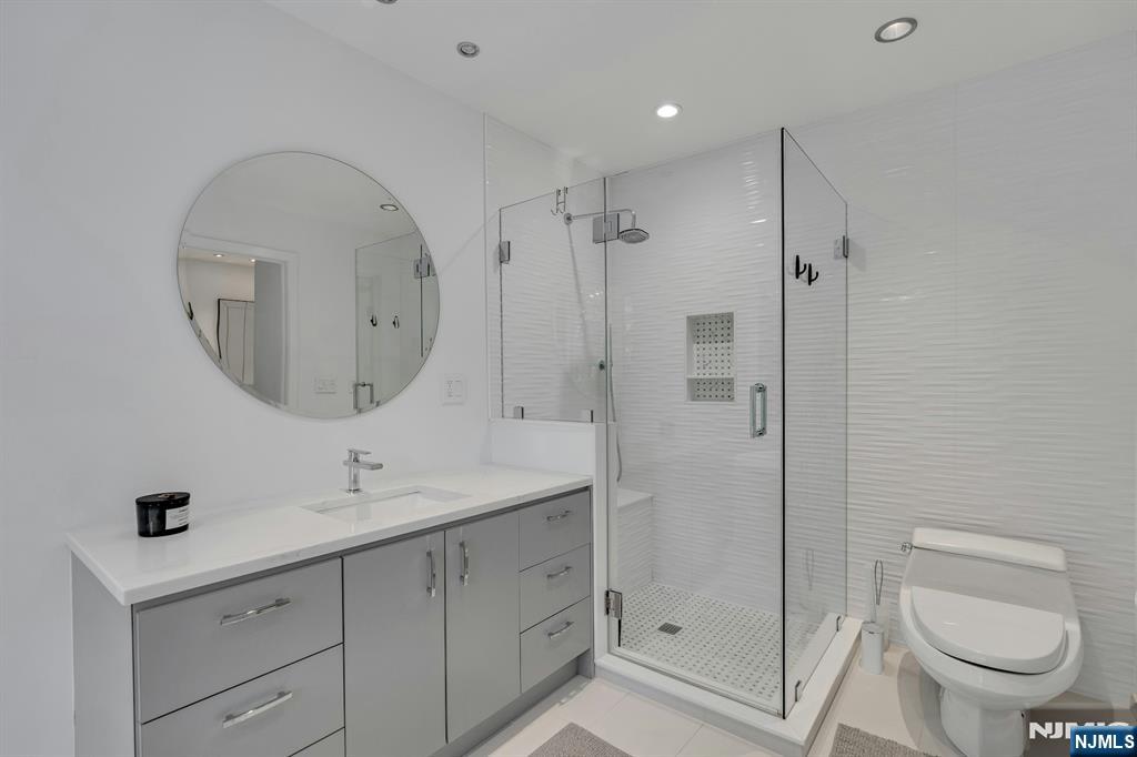 40 Jockey Hollow Road Bernardsville, NJ 07924 - Photo 21 of 49 a bathroom with a toilet a sink and mirror