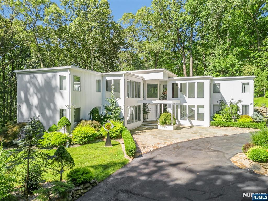 40 Jockey Hollow Road Bernardsville, NJ 07924 - Photo 3 of 49 a front view of a house with garden