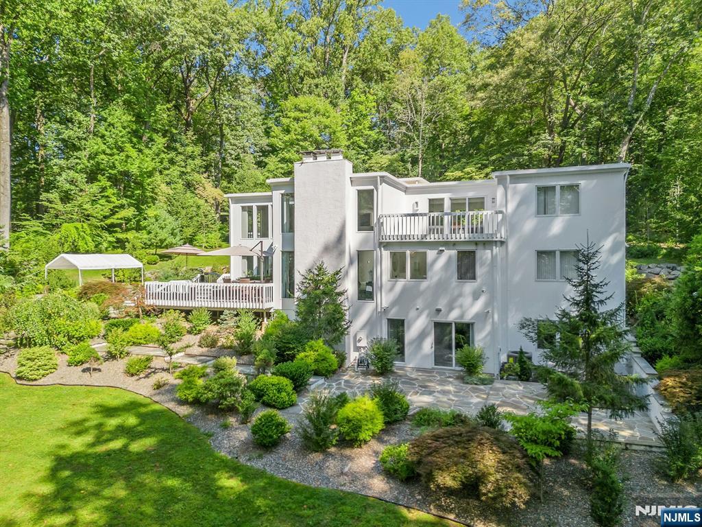 40 Jockey Hollow Road Bernardsville, NJ 07924 - Photo 4 of 49 a front view of a house with a yard and fountain in middle