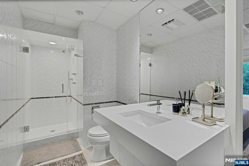 40 Jockey Hollow Road Bernardsville, NJ 07924 - Photo 45 of 49 a bathroom with a sink toilet and shower