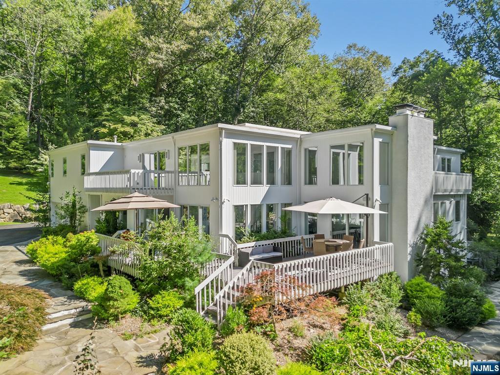 40 Jockey Hollow Road Bernardsville, NJ 07924 - Photo 5 of 49 a front view of a house with a yard