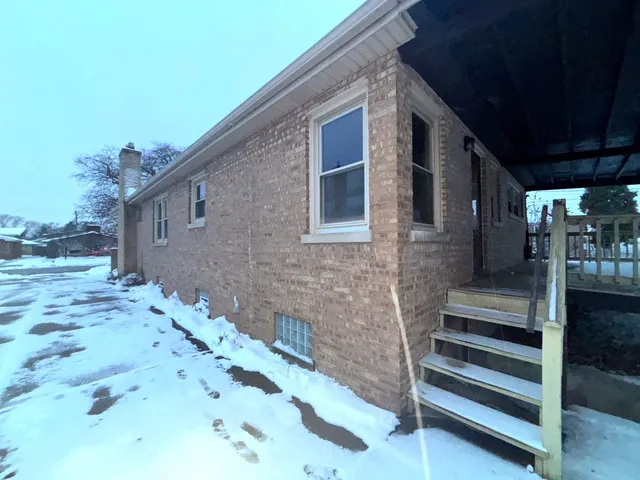 a view of empty room with a fireplace