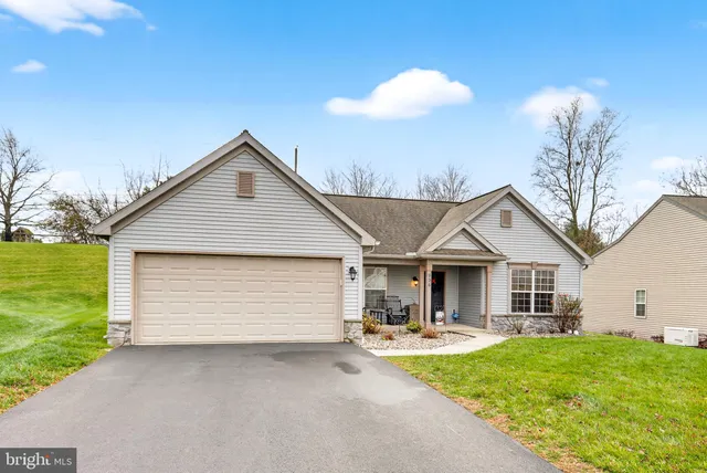 $384,900 | 926 Sweetbay Lane, Lebanon, PA 17046