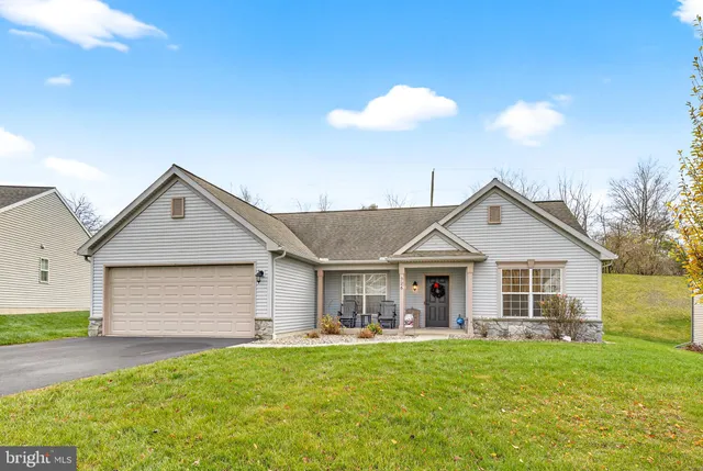 $384,900 | 926 Sweetbay Lane, Lebanon, PA 17046