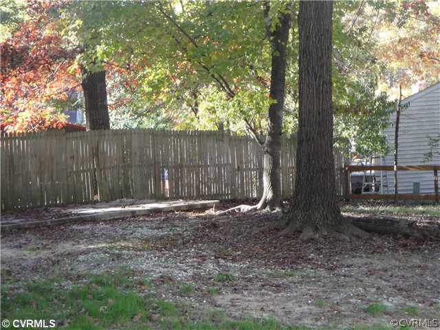 Yard/Garden - Large fenced rear yard