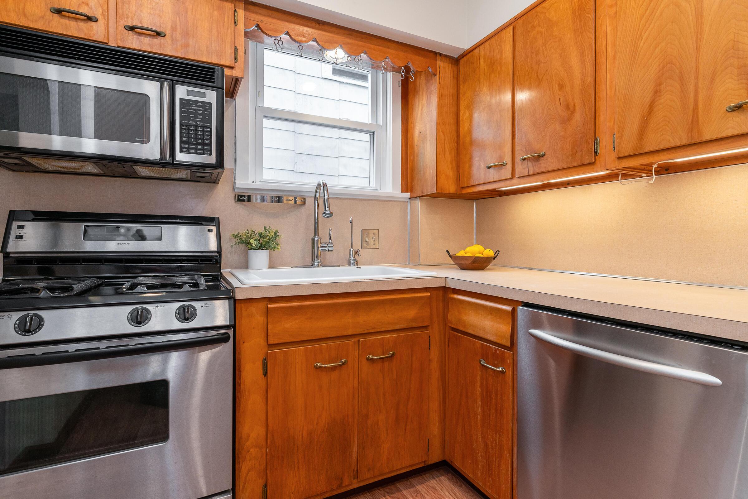 482 East Tulane Road Columbus, OH 43202 - Photo 12 of 37 Stainless steel appliances convey with the home!