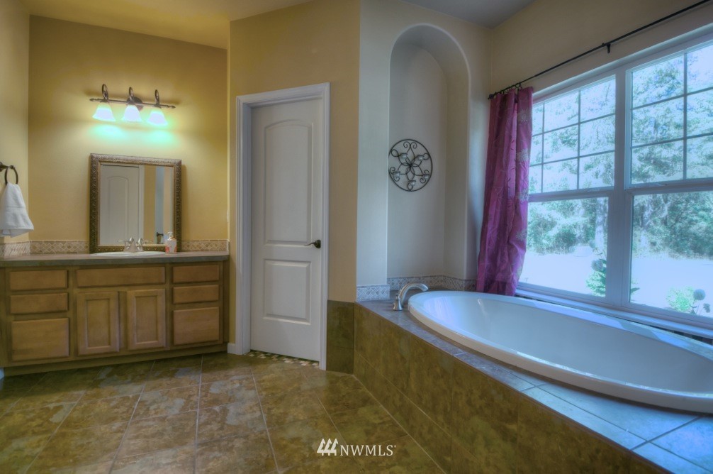 12445 Hubbard Road Southeast Rainier, WA 98576 - Photo 12 of 25 Gallery Image 12