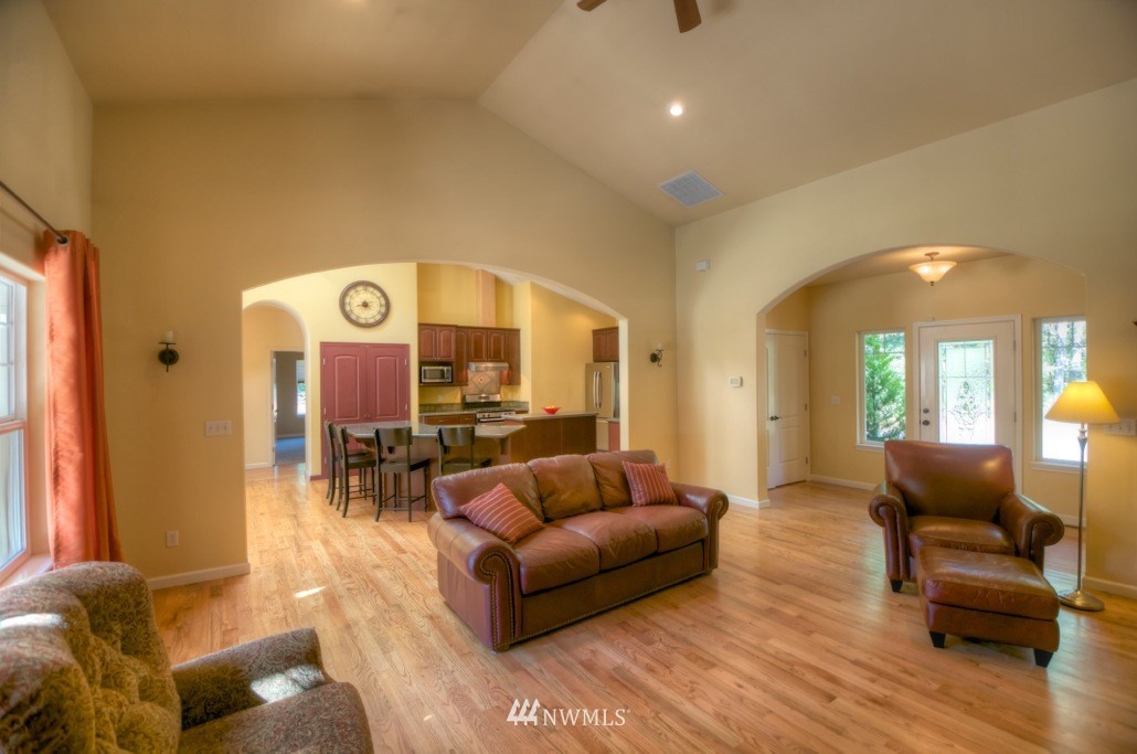 12445 Hubbard Road Southeast Rainier, WA 98576 - Photo 4 of 25 Gallery Image 4