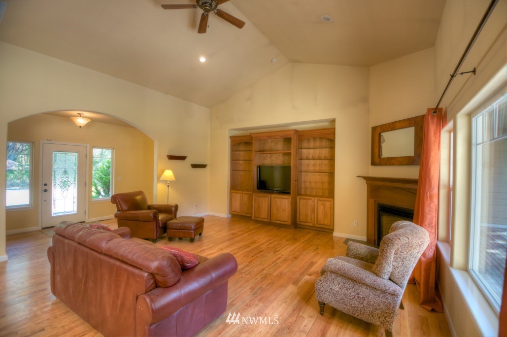 12445 Hubbard Road Southeast Rainier, WA 98576 - Photo 5 of 25 Gallery Image 5
