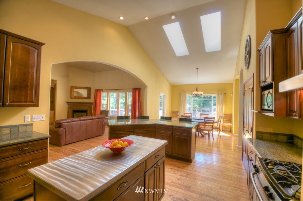 12445 Hubbard Road Southeast Rainier, WA 98576 - Photo 6 of 25 Gallery Image 6