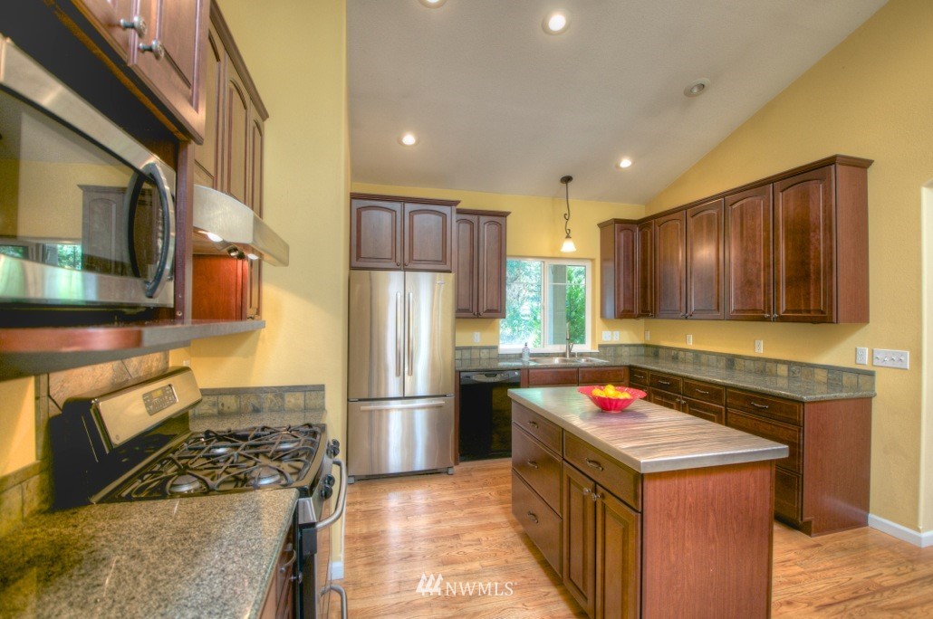 12445 Hubbard Road Southeast Rainier, WA 98576 - Photo 7 of 25 Gallery Image 7