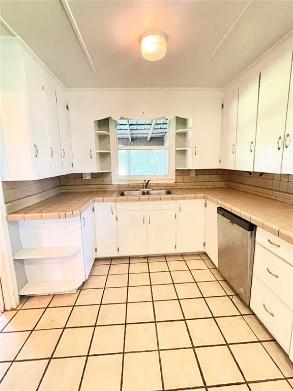 915 East Walnut Street Lakeland, FL 33801 - Photo 13 of 27 a kitchen with a stove a sink and a refrigerator