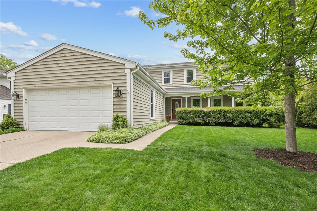 250 Wilshire Road Lake Forest, IL 60045 - Photo 1 of 28 front view of a house and a yard
